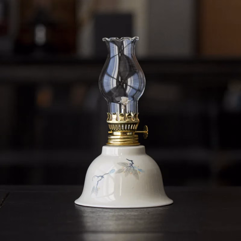lampe à pétrole vintage motif floral artisanal