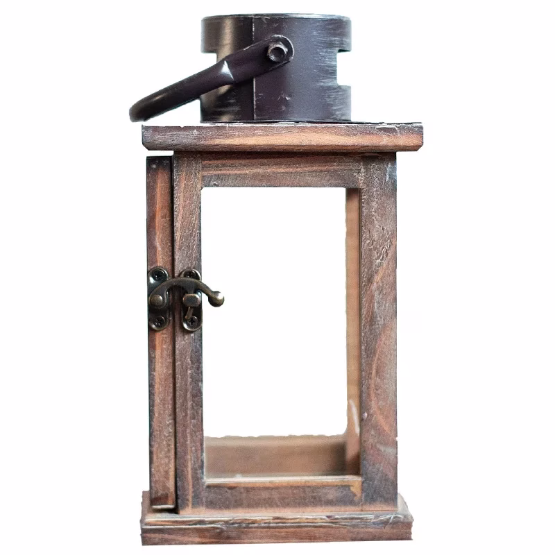 lanterne en bois et fer dans un intérieur chaleureux