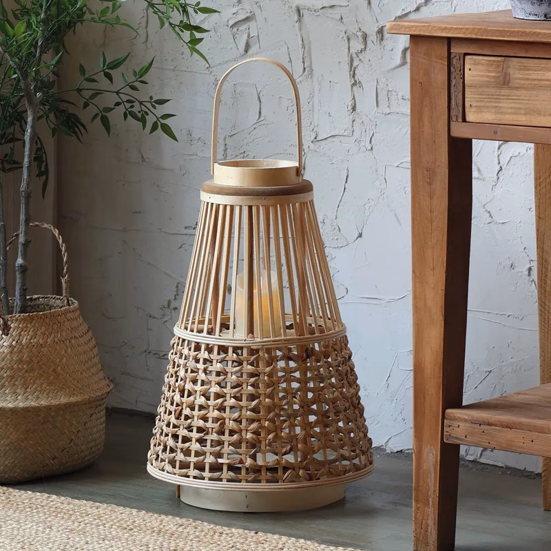 lampe en bois naturel sur pied