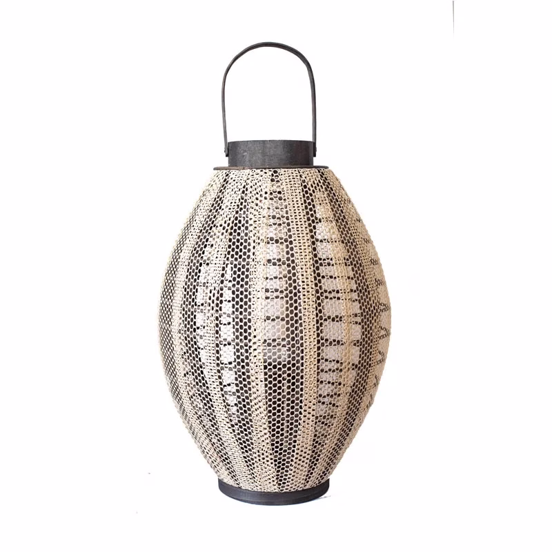 ambiance chaleureuse avec la lanterne en bois et tissu